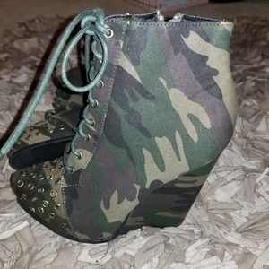 Wedge fatigue booties
